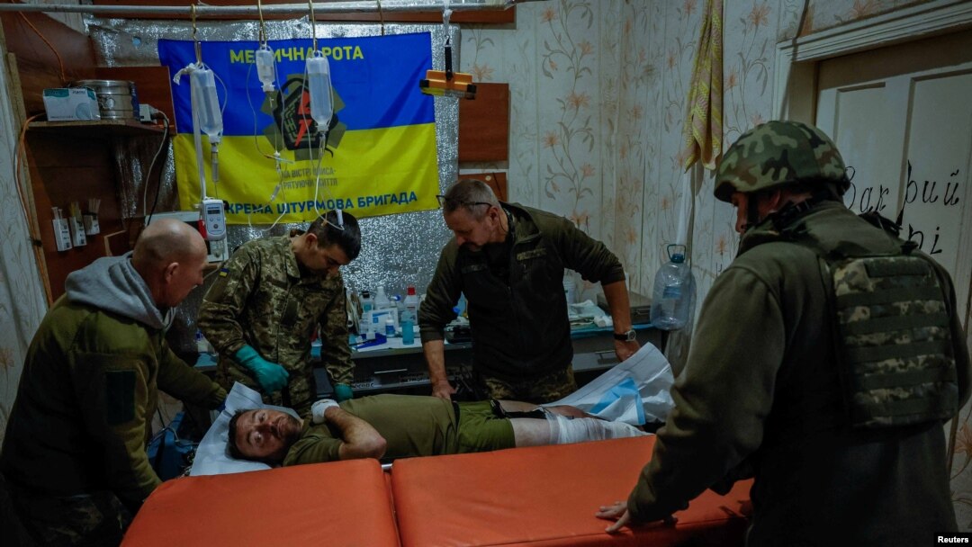 Servicios médicos atienden a un soldado ucraniano herido en el frente, en Donetsk, el 9 de noviembre de 2023.