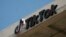 TikTok logo na zgradi TikTok-a u Culver Cityju, Kalifornija, 11. marta 2024. Predstavnički dom SAD-a ide naprijed sa prijedlogom zakona koji zahtijeva da kineska kompanija ByteDance proda TikTok ili se suoči sa zabranom u Sjedinjenim Državama.