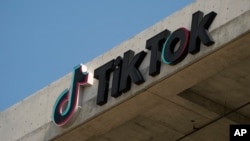 El logotipo de TikTok puede verse en la sede de la compañía en Culver City, California, el 11 de marzo de 2024. La Cámara de Representantes de EEUU avanza con un proyecto de ley que requeriría que la empresa china ByteDance venda TikTok o enfrentaría su prohibición en EEUU.