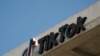 Logo perusahaan media sosial TikTok terlihat di markasnya yang terletak di Culver City, California, pada 11 Maret 2024. (Foto: AP/Damian Dovarganes)
