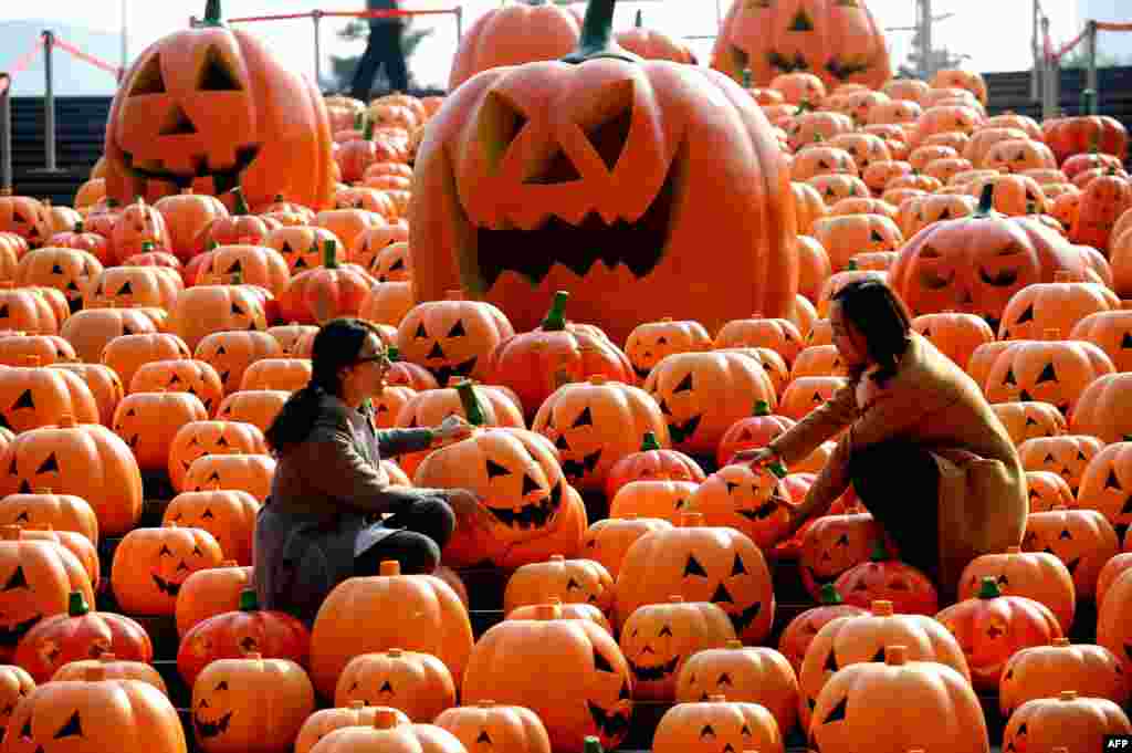 Visitors pose for photos in an installation consisting of 500 pumpkin lights to mark the Halloween in Shenyang, northeast China's Liaoning province.