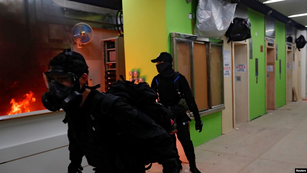 香港一些抗议者星期天（1月26日）在一个新建大厦大堂纵火，抗议当局计划将其用作隔离设施。 