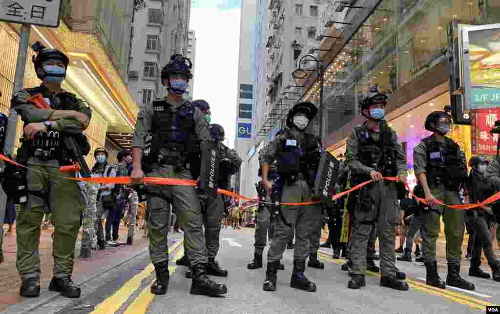 香港警方10月1日在銅鑼灣一帶部署上千警力，記協義務觀察員呂秉權批評，警方在沒有混亂的情況下，仍多次拉起封鎖線，對記者工作造成不便，而且未有遵守承諾讓”認可”傳媒進入封鎖區採訪。(美國之音湯惠芸) 