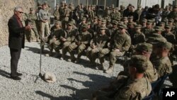 Menhan AS, Chuck Hagel berbicara dengan pasukan AS di Jalalabad, Afghanistan (foto: dok).