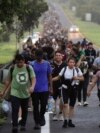 Migranti hodaju autoputem Huixtla u državi Chiapas, Meksiko, 22. oktobra 2024., nadajući se da će stići do sjeverne granice zemlje i na kraju Sjedinjenih Država.