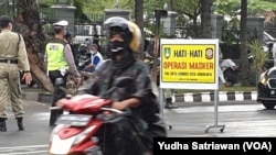 Suasana Pemkot Solo dan kepolisian menggelar operasi masker di jalanan kota Solo, Kamis (8/10). (Foto: VOA/ Yudha Satriawan) 