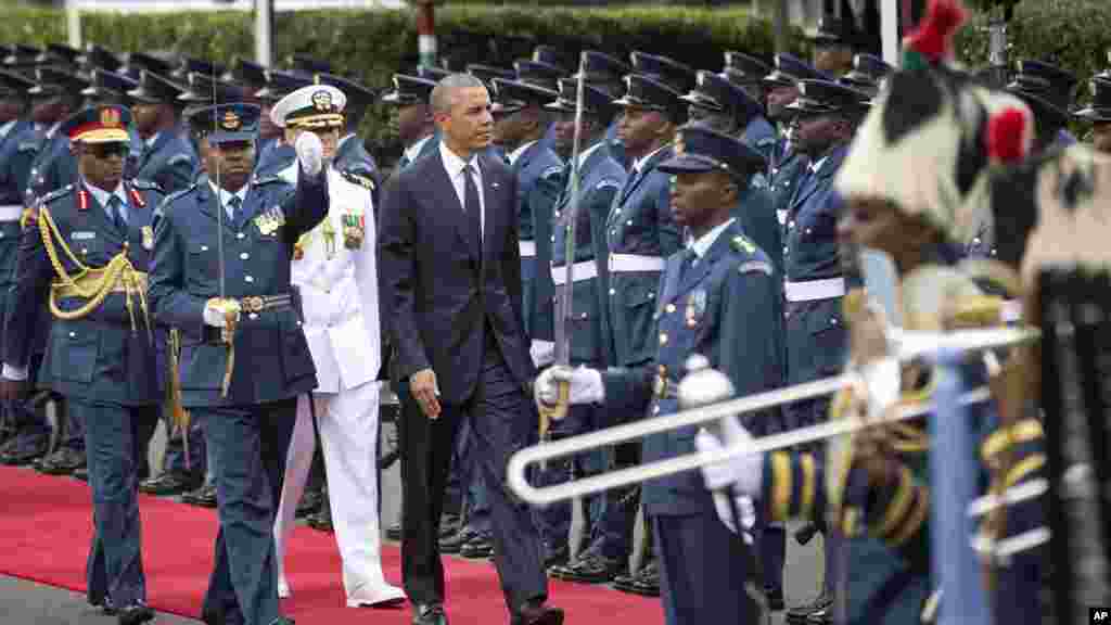  Rais wa Marekani, Barack Obama anakagua gwaride baada ya kuwasili na kulakiwa na Rais wa Kenya, Uhuru Kenyatta kwenye Ikulu mjini Nairobi, Jumamosi, Julai 25, 2015. Rais Obama amesema bara la Afrika liko katika mbio, wakati akiwa kwenye ziara ya Kenya, katika taifa la Afrika Mashariki ambalo ana uhusiano mkubwa wa kifamilia na rais huyo wa Marekani.