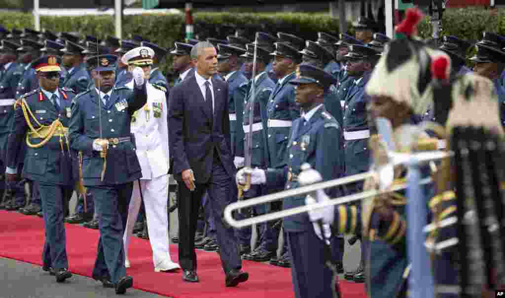 Obama oo salaan ka qaadanaya ciidanka baanboyda Kenya