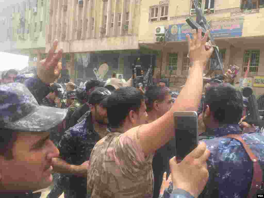 Iraqi troops celebrate in Old Town Mosul, Iraq, July 8, 2017. (K. Omer/VOA Kurdish)