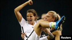 Tobin Heath celebra con la golera Ashlyn Harris después de que EE.UU. derrotara a Alemania 2-0 en la Copa Mundial femenina de FIFA en Montreal, Canadá.