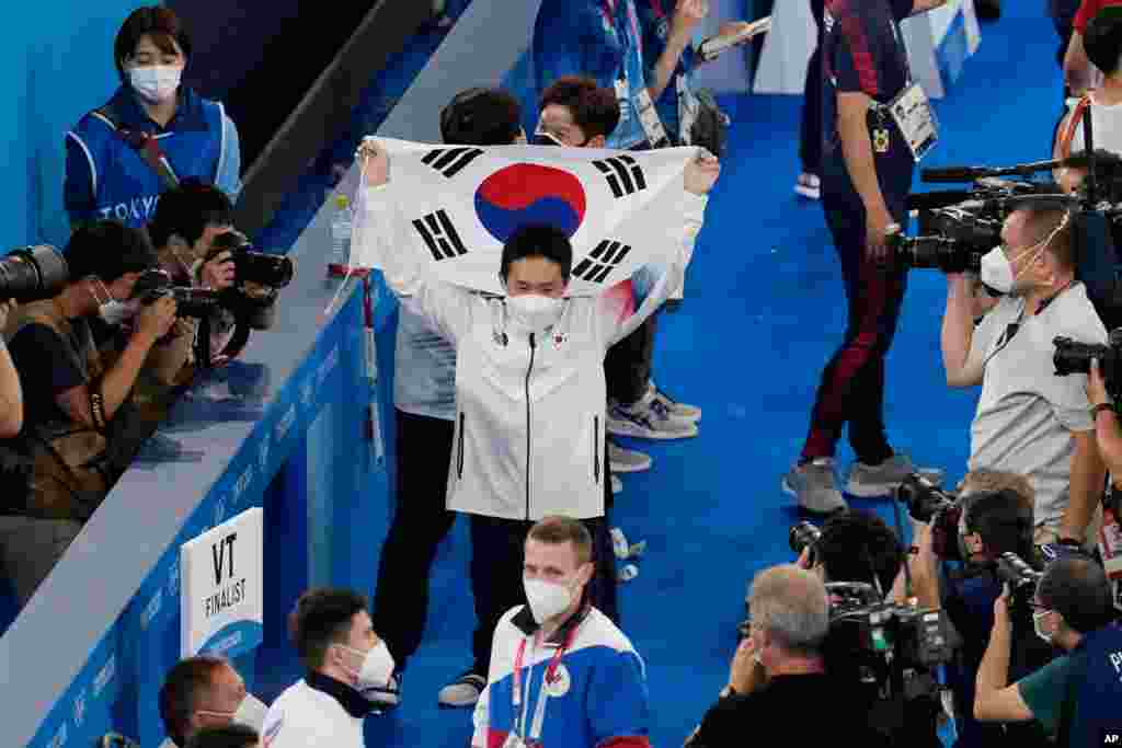 일본 도쿄 아리아케 체조경기장에서 열린 올림픽 남자 기계체조 도마 결선에서 한국의 신재환 선수가 금메달을 획득했다. 