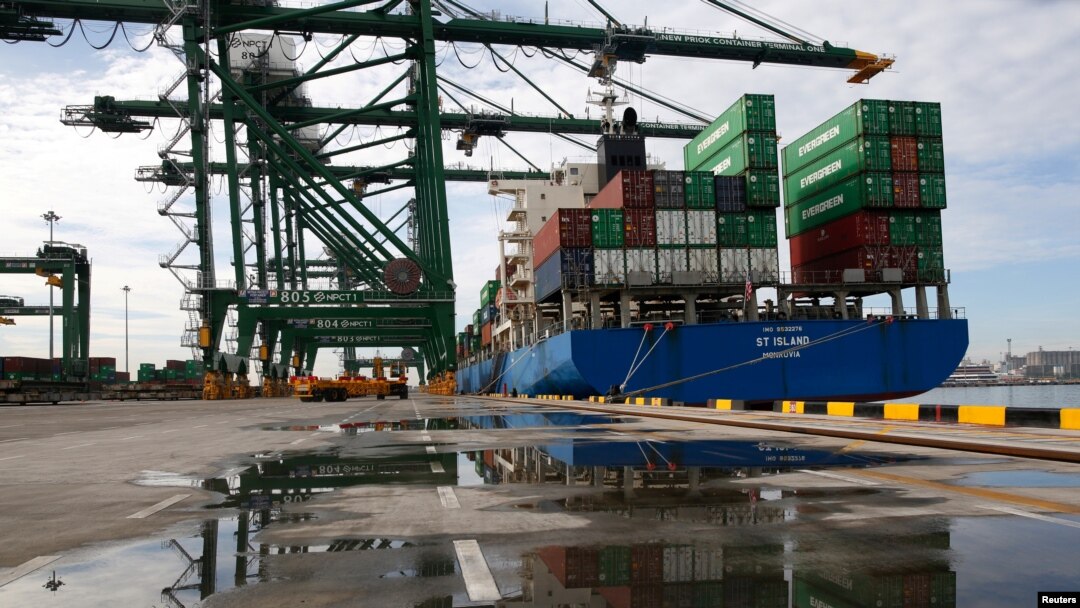 Kapal di Terminal Peti Kemas Tanjung Priok, Jakarta Utara (16/11). (Reuters/Darren Whiteside)