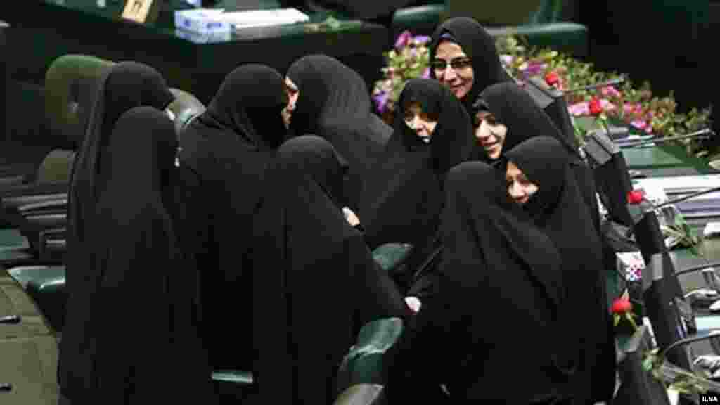شما به نمایندگان زن فعلی مجلس چه نمره ای می دهید؟ فاطمه آلیا، فاطمه رهبر، زهره طیب‌زاده‌ نوری و لاله افتخاری، سکینه عمرانی ، حلیمه عالی، نیره اخوان‌بی‌طرف ، شهلا میرگلوبیات و مهناز بهمنی نمایندگان زن مجلس نهم بودند.