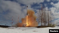 Sebuah rudal balistik antarbenua Sarmat diuji coba oleh militer Rusia di kosmodrom Plesetsk di wilayah Arkhangelsk, Rusia, pada 20 April 2022. (Foto: via Reuters)