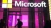 Orang-orang berjalan melewati kantor Microsoft (foto: ilustrasi). Para peretas China telah mengeksploitasi bug pada perangkat lunak server email Microsoft untuk menargetkan email organisasi-organisasi dan pejabat pemerintah AS.