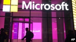 Orang-orang berjalan melewati kantor Microsoft (foto: ilustrasi). Para peretas China telah mengeksploitasi bug pada perangkat lunak server email Microsoft untuk menargetkan email organisasi-organisasi dan pejabat pemerintah AS.