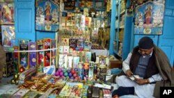 Seorang penjual kembang api di India (foto: dok). Kembang api sering digunakan dalam perayaan agama dan pernikahan di India. 
