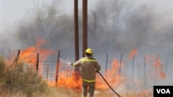 Los bomberos luchan contra los incendios forestales en las afueras de Marfa, en Texas.