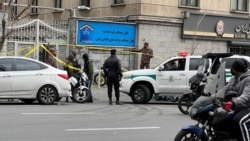 Anggota polisi berdiri di depan pengadilan setelah pembunuhan Hakim Mahkamah Agung Mohammad Moghiseh dan Ali Razini di Teheran, Iran, 18 Januari 2025. (Foto: WANA via REUTERS)