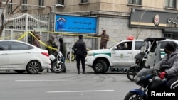 Anggota polisi berdiri di depan pengadilan setelah pembunuhan Hakim Mahkamah Agung Mohammad Moghiseh dan Ali Razini di Teheran, Iran, 18 Januari 2025. (Foto: WANA via REUTERS)