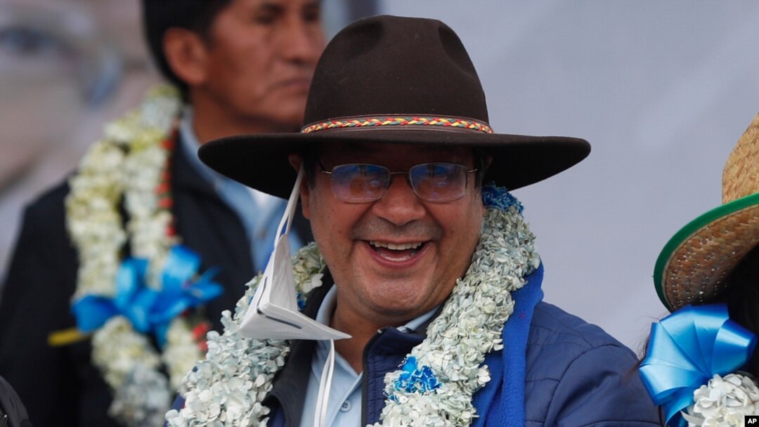 El presidente electo Luis Arce sonríe en un evento tras ser oficialmente declarado ganador de las elecciones presidenciales, en El Alto, Bolivia, el sábado 24 de octubre de 2020.[Foto: AP]