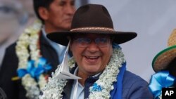 El presidente electo Luis Arce sonríe en un evento tras ser oficialmente declarado ganador de las elecciones presidenciales, en El Alto, Bolivia, el sábado 24 de octubre de 2020.[Foto: AP]