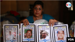 Linett Méndez, vocera del autollamado grupo de Secuestrados Políticos, sostiene pancartas con fotos de algunos manifestantes arrestados en Nicaragua. Foto Houston Castillo, VOA.