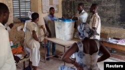 Poll workers count ballots after the end of voting in Mali's presidential elections in Timbuktu Jul. 28, 2013.