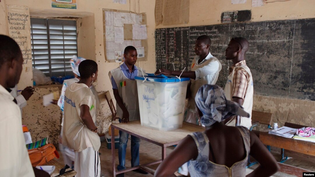 Para petugas pemilu mulai menghitung surat suara yang masuk seusai berakhirnya pemungutan suara pemilu Presiden di TPS di Timbuktu, Mali (28/7).