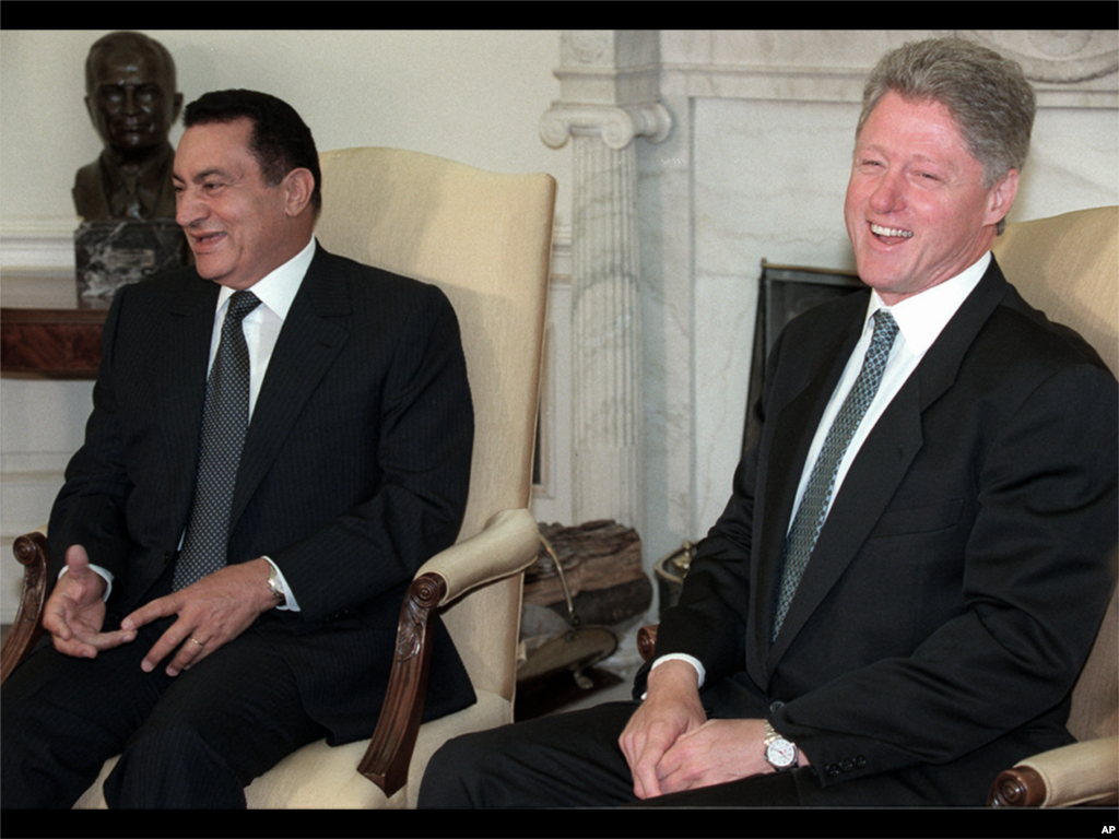 Presiden Clinton berbagi tawa dengan Presiden Mesir Hosni Mubarak di tengah-tengah pertemuan mereka di Gedung Putih, 29 September 1995, di mana Israel dan PLO menandatangani perjanjian Timur Tengah.