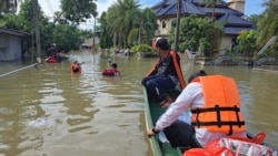 Para petugas SAR menyalurkan makanan untuk sejumlah warga yang terdampak banjir di Provinsi Narathiwat, selatan Thailand, Selatan, 3 Desember 2024. (Kriya Tehtanee/AP)