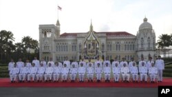 Perdana Menteri Thailand Prayuth Chan-ocha, (kesembilan dari kiri di barisan depan) bersama anggota kabinetnya, berfoto bersama di kantor pemerintah di Bangkok, 16 Juli 2019.