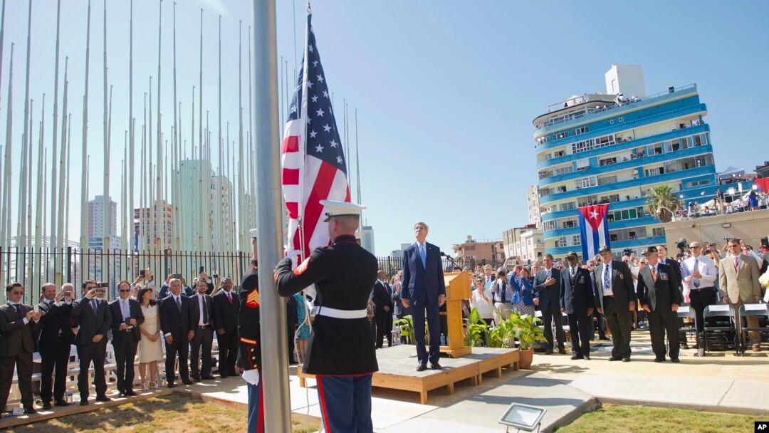 Menteri Luar Negeri AS John Kerry dan para pejabat lainnya menyaksikan penaikan bendera oleh para marinir di Kedutaan Besar AS di Havana, Kuba (14/8).