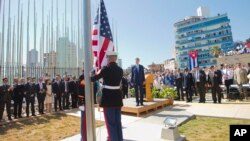 美国国务卿克里在美国驻古巴大使馆观看美国国旗升起（2015年8月14日）