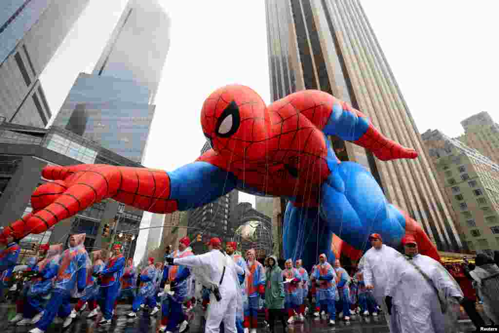 Spider-Man balloon flies during the 98th Macy&#39;s Thanksgiving Day Parade in New York City.