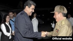 El presidente de Venezuela Nicolás Maduro es recibido por el mandatario cubano Raúl Castro en el aeropuerto internacional de La Habana. Sept. 21, 2017 Foto: Martí Noticias.