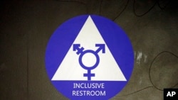 Sebuah stiker penunjuk toilet untuk semua gender di SMA Nathan Hale, Seattle, Washington, 17 Mei 2016 (Foto: dok).