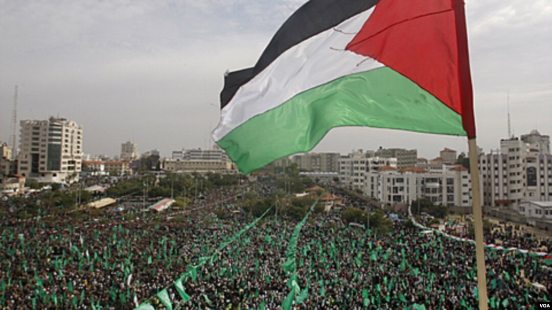 Pendukung Hamas memperingati HUT ke-24 berdirinya Hamas di Gaza (14/12). Hamas mengubah taktik perlawanan tanpa kekerasan terhadap Israel.