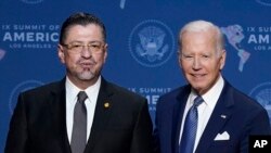 El presidente de EEUU, Joe Biden, (der), y su homólogo de Costa Rica, Rodrigo Chaves, durante la Cumbre de las Américas en Los Ángeles, California, el 8 de junio de 2022.