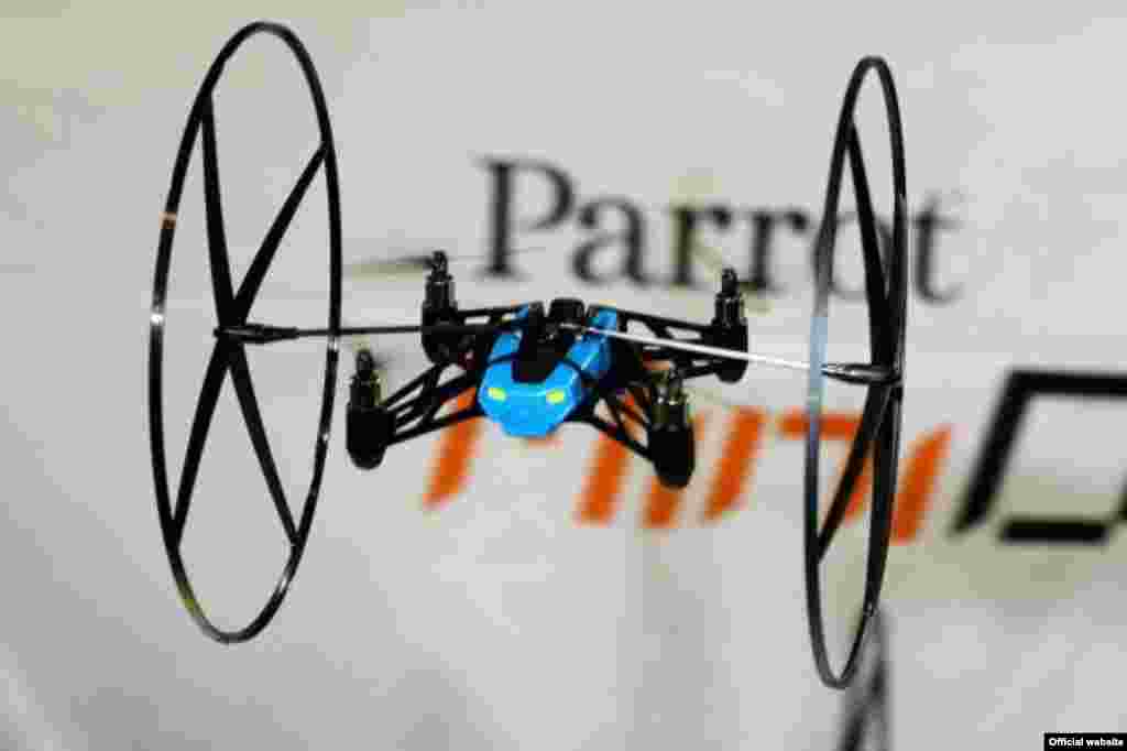 Parrot MiniDrone actualiza a sua experiência com mais sensores e possui ainda duas rodas Figher-esque TIE, que o ajudam a escalar paredes com segurança