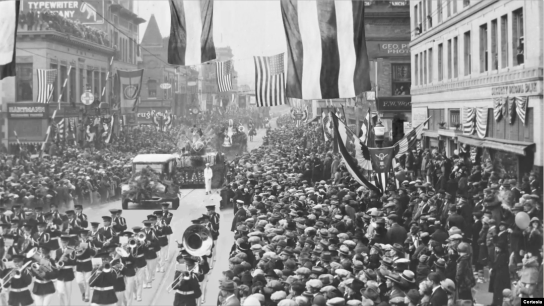 El desfile tiene una larga historia. Fue creado en 1890 por Charles Frederick Holder, presidente del Club de Caza Valle de Pasadena para celebrar la bondad del clima de California. [Screengrab Cortesía Tournament of Roses].