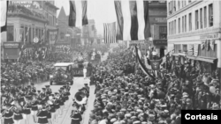 El desfile tiene una larga historia. Fue creado en 1890 por Charles Frederick Holder, presidente del Club de Caza Valle de Pasadena para celebrar la bondad del clima de California. [Screengrab Cortesía Tournament of Roses].