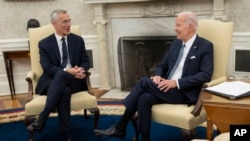 北约秘书长斯托尔滕贝格在白宫与拜登总统交谈。（2023年6月13日）