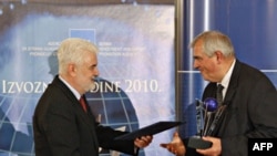 Predsednik Vlade Srbije Mirko Cvetković uručuje direktoru kompanije Tigar tajers (Tayers) iz Pirota Vladimiru Nikoliću nagradu Agencije za strana ulaganja i promociju izvoza (SIEPA) za izvoznika godine