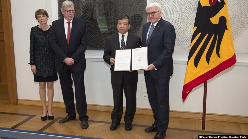 Tổng thống Đức (phải) trao giải thưởng về nhân quyền cho đại diện của luật sư Nguyễn Văn Đài hồi tháng Tư năm nay.