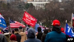 Gedung Putih terlihat dari pangkalan Monumen Washington ketika ribuan orang memenuhi mal untuk mendengarkan pidato Presiden AS Donald Trump di Washington, DC pada 6 Januari 2021. (Foto: AFP)