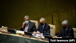 안토니우 구테흐스(왼쪽) 유엔 사무총장이 1일 미국 뉴욕에서 개막한 핵확산금지조약(NPT) 평가회의에 참석하고 있다.