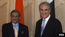 Minis afè etranjè endyen an S.M. Krishna a dwat ap souke men knpatriyòt pakistanè li Shah Mahmood Quresh (foto achiv)