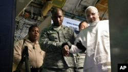Ibrahim Idris es sacado de un avión a su llegada de Sudán, procedente de la cárcel de Guantánamo.