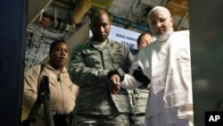 Tù nhân Ibrahim Idris rời khỏi máy bay tại sân bay ở Khartoum sau khi được thả ra tù nhà tù Guantanamo, ngày 19/12/2013.